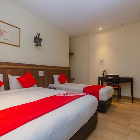 Super Oyo 596 The Vintage Hotel Джохор-Бару Экстерьер фото