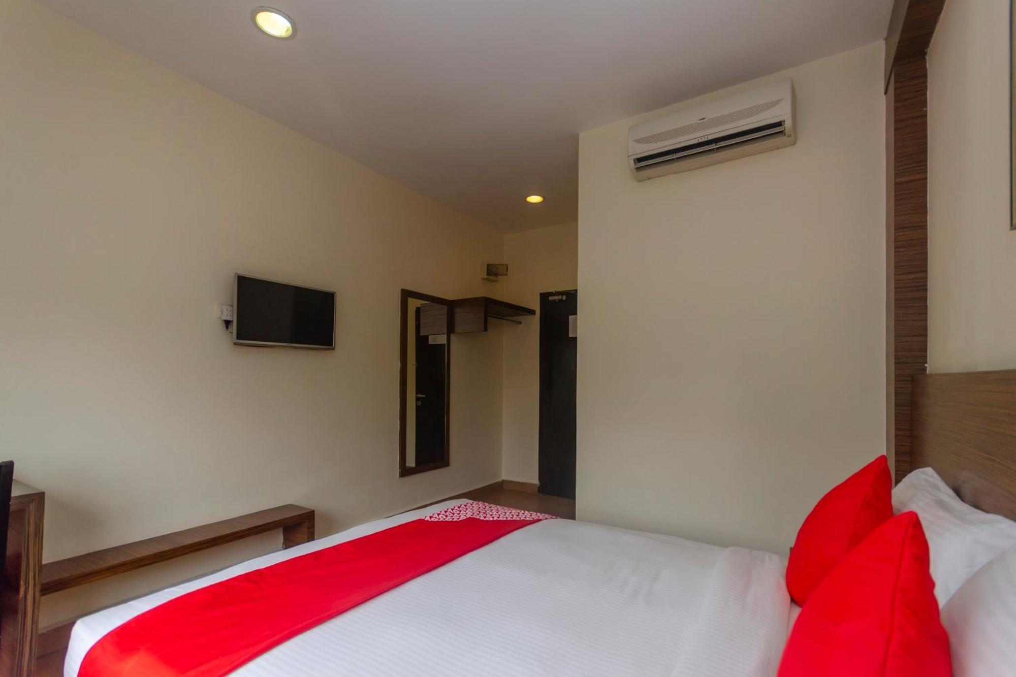 Super Oyo 596 The Vintage Hotel Джохор-Бару Экстерьер фото