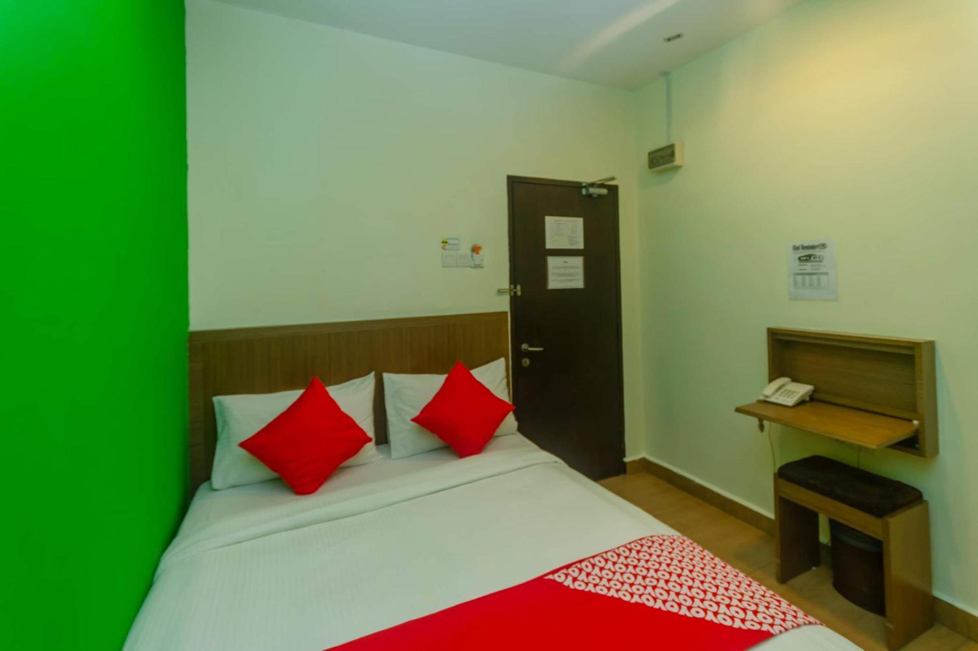 Super Oyo 596 The Vintage Hotel Джохор-Бару Экстерьер фото