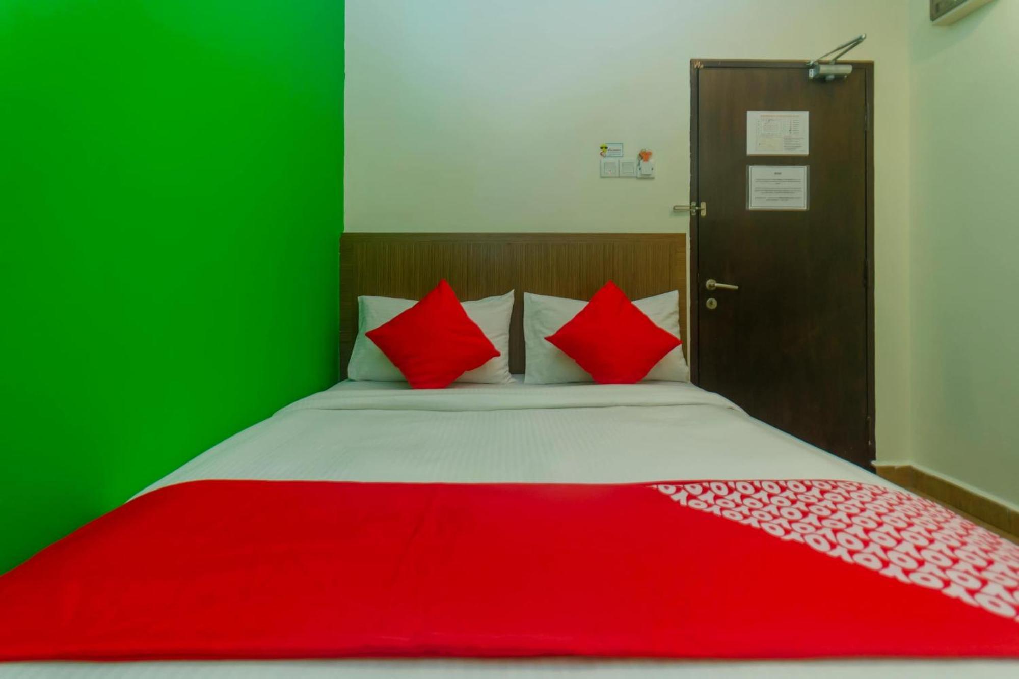 Super Oyo 596 The Vintage Hotel Джохор-Бару Экстерьер фото